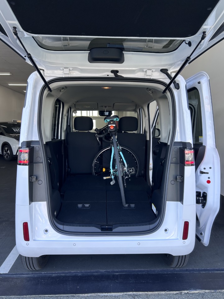RACCOの荷室スペースに自転車を乗せてみました！！